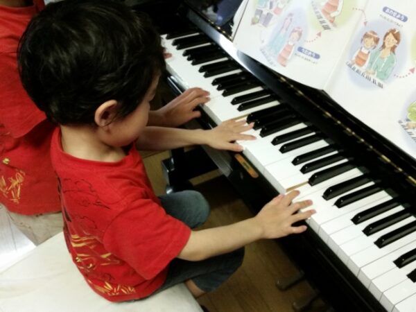 子どものピアノ演奏