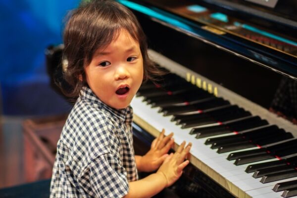 ピアノ演奏子ども